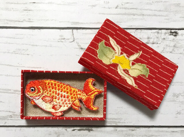 手刺繍日本画ブローチ＊栗本丹州「博物館魚譜」の金魚（らんちゅう
