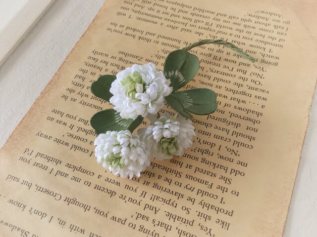 染め花〉シロツメクサのコサージュ | iichi 日々の暮らしを心地よく