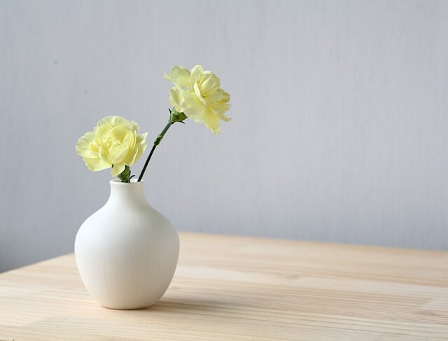 白い磁器の丸い一輪挿し(フラワーベース、花器、花瓶