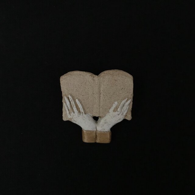読書のブローチ ナチュラルの画像1枚目