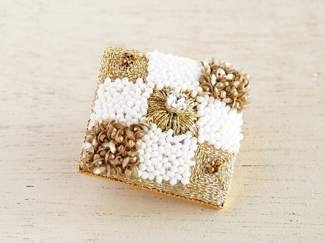 brooch-0647