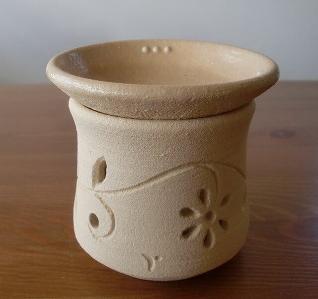 花の透かしの茶香炉の画像1枚目