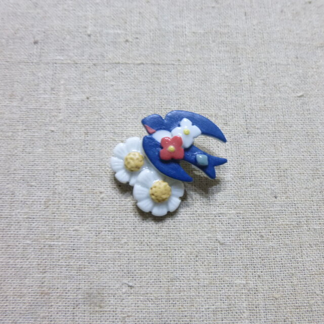 カモミール&つばめブローチの画像1枚目