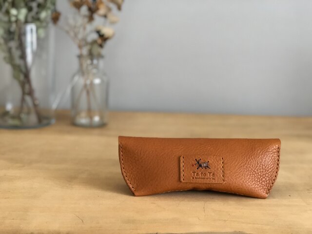 栃木レザー 手縫いのメガネケース（キャメル） | iichi 日々の暮らしを