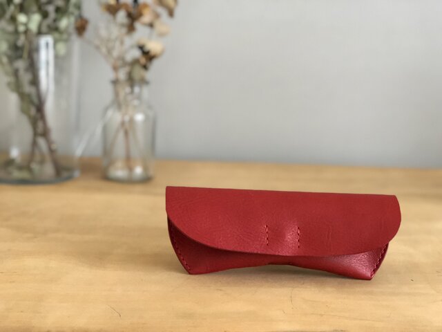 栃木レザー 手縫いのメガネケース(赤)の画像1枚目