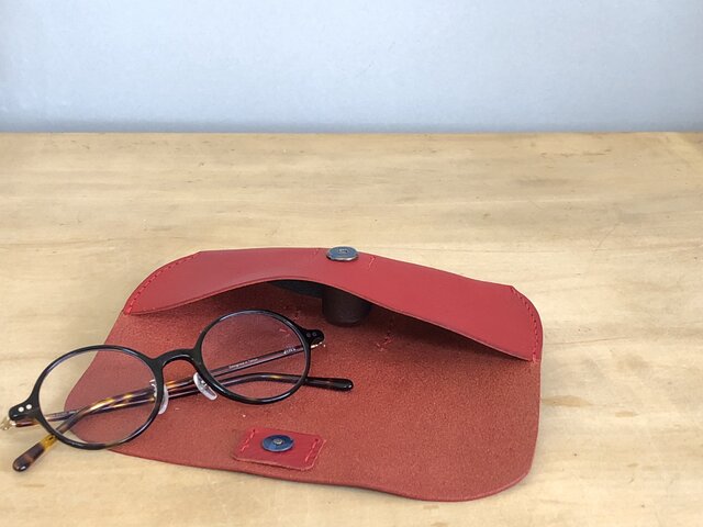 栃木レザー 手縫いのメガネケース（赤） | iichi 日々の暮らしを