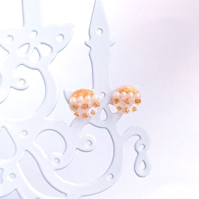 パールとゴールドに飾り付けた丸ピアス/イヤリングの画像1枚目