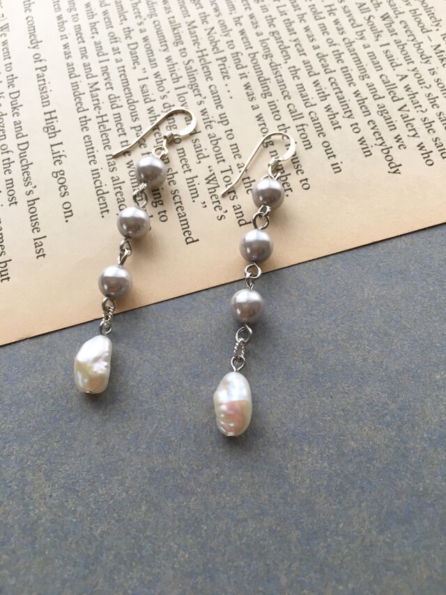 ＊展示品＊グレーパールとバロックパールのゆらゆらピアス〈シルバー〉