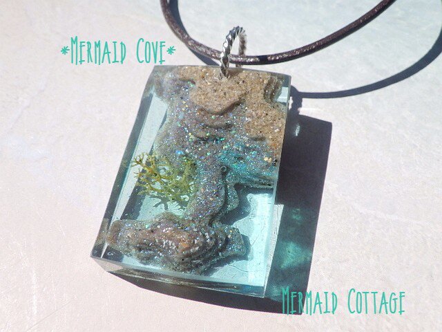 Mermaid Cove 人魚の入江 革紐ペンダント レクタングル Iichi ハンドメイド クラフト作品 手仕事品の通販