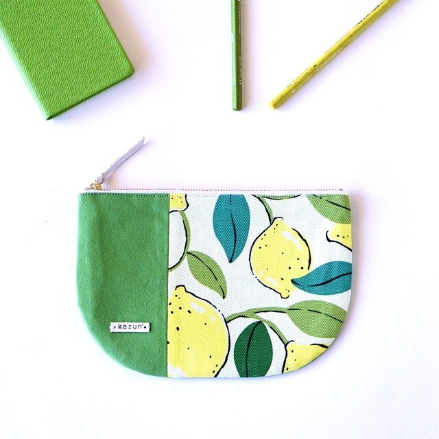 一点もの！デザイナーズ生地で作った北欧レモン柄の半月型ポーチ・本革使用（黄緑・若草色の帆布）