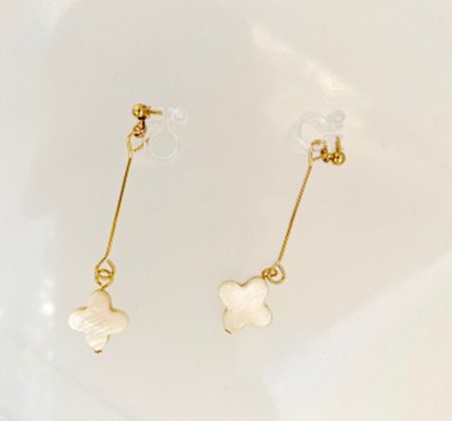 【ノンホールピアス】ロング9ピンと白蝶貝シンプル・金の画像1枚目