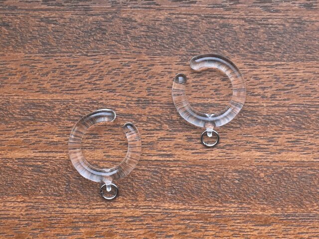 ガラスのカン付きイヤーカフ(両耳用) ﾋﾟｱｽ/ｲﾔﾘﾝｸﾞ金具の代用 金属アレルギーの方に iichi ハンドメイド・クラフト作品・手仕事品の通販
