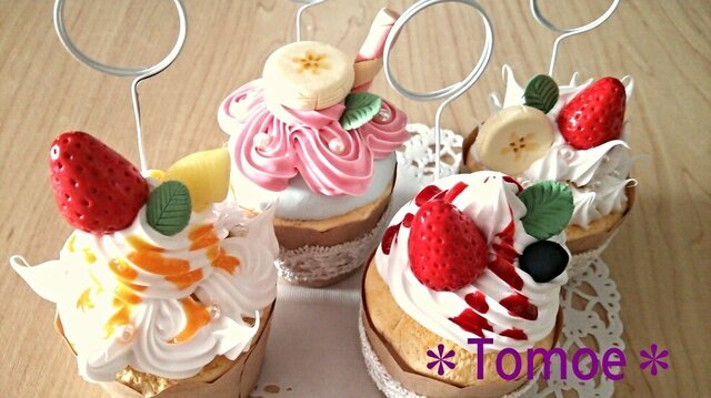 生クリームたっぷり!フルーツカップケーキのメモスタンドの画像1枚目