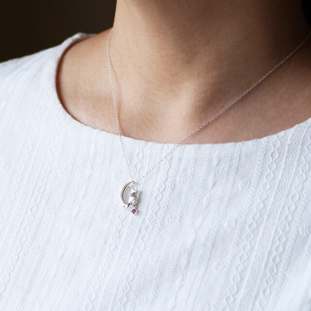 月と猫のシルバーペンダント（ロードライトガーネット） | iichi 日々