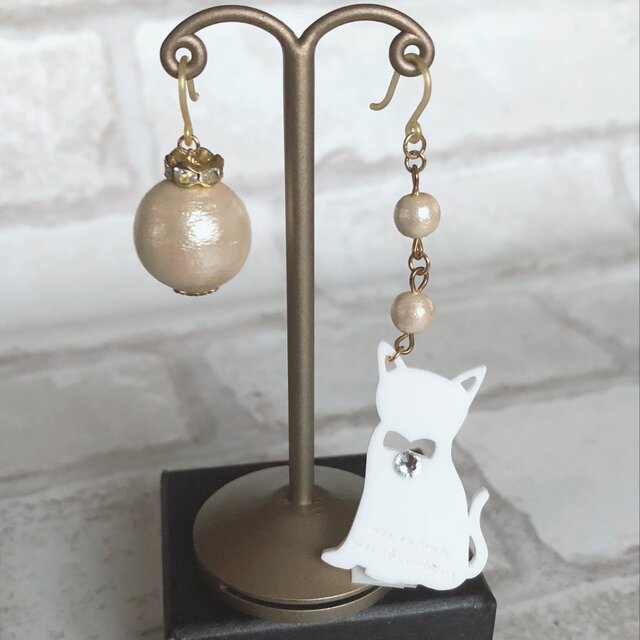 【オリジナルショップロゴねこピアス】**スワロフスキー付きの画像1枚目