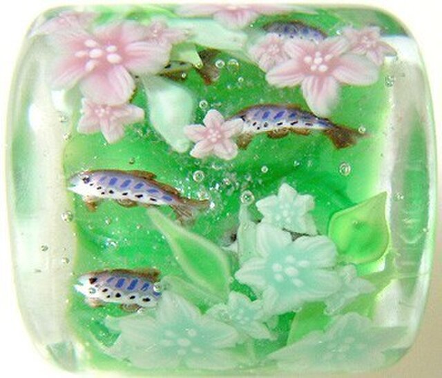 とんぼ玉帯留め 渓流のヤマメと谷卯木の画像1枚目