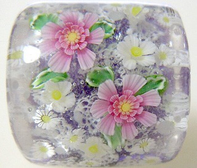 とんぼ玉帯留め レース模様にピンクと白のお花の画像1枚目