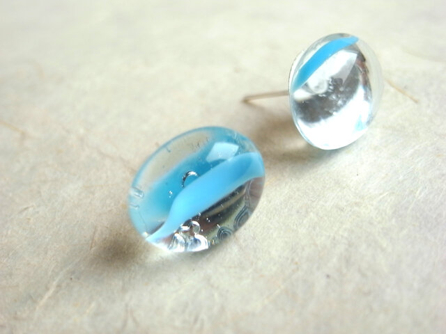ピアス 水滴の様なぷっくりガラスカボション 水色 Iichi ハンドメイド クラフト作品 手仕事品の通販