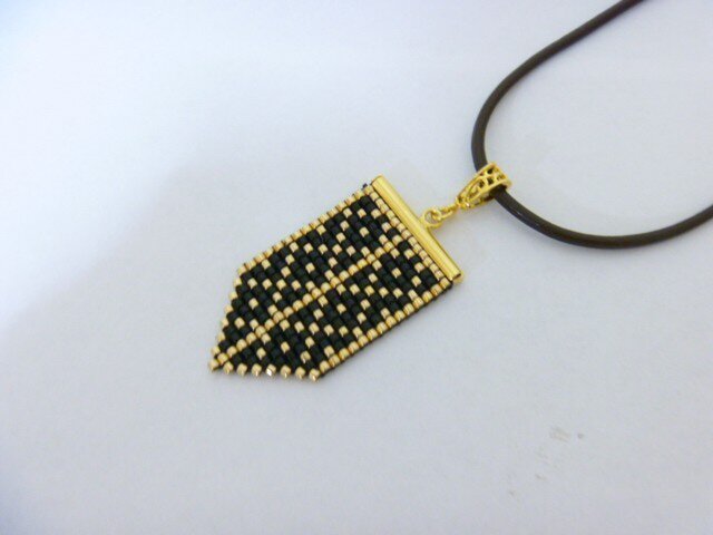 豪華な色合いのビーズ織ペンダントネックレス 黒・本金ゴールドの画像1枚目