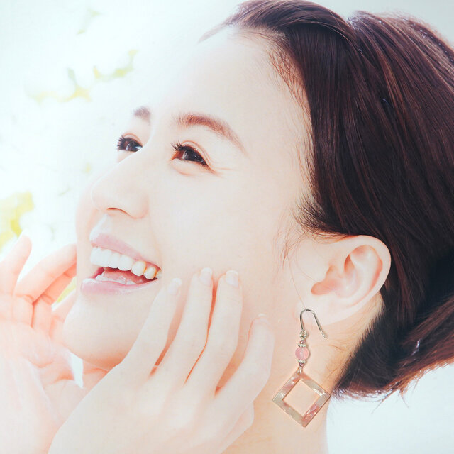 大理石風スクエアプレートピアス＊ピンク | iichi 日々の暮らしを 