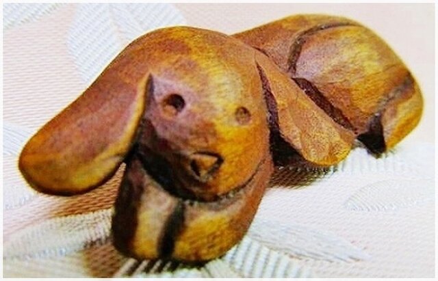 木彫ブローチ(待ち姿の犬)・IB-230の画像1枚目