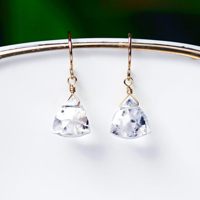 水晶のピラミッド光るピアス ~Sandrineの画像1枚目