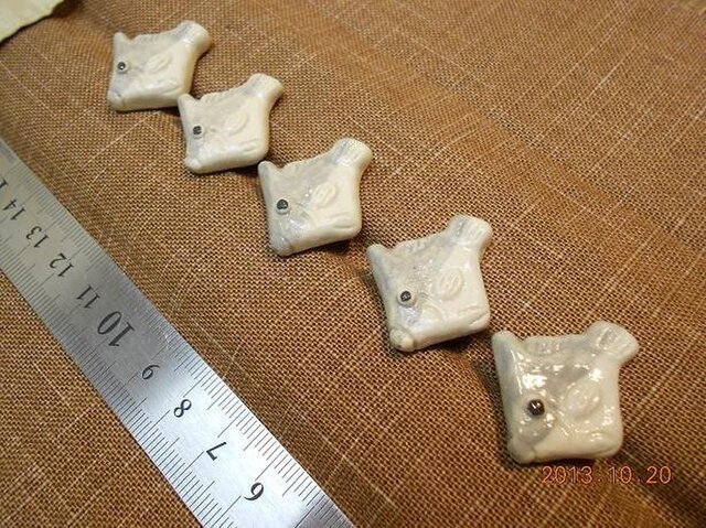 陶器の魚(ハギ)のボタン 5個セットの画像1枚目