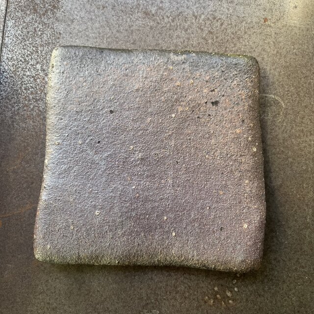 焼締　4寸　足付き角板皿　Geometrical　bottom