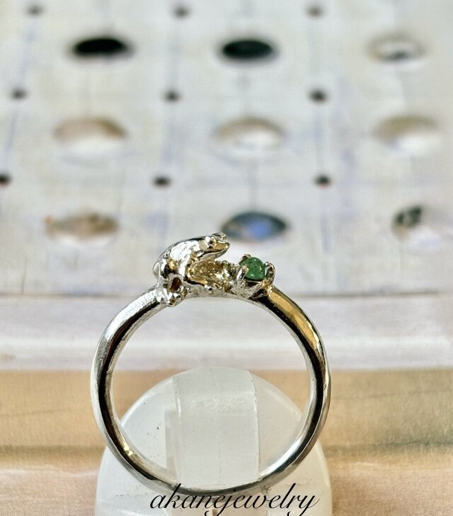 ５月のカエル　エメラルドと小さなカエルの指輪