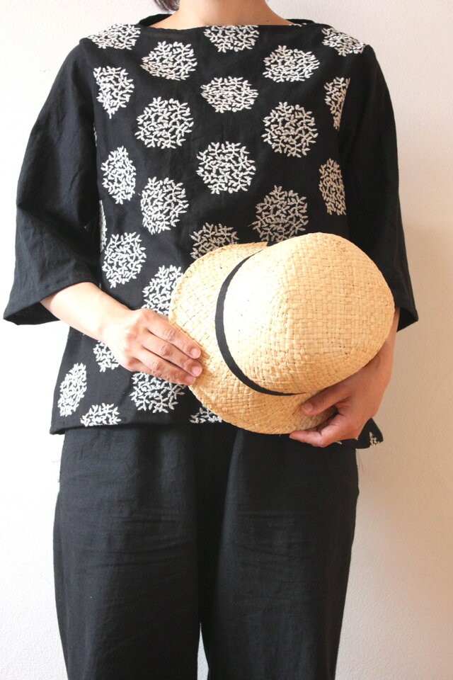 刺繍のボートネックブラウス