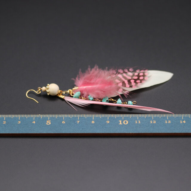 ゆらりふわふわ〜 ホロホロ鳥・赤系【フェザー／羽根・ピアス