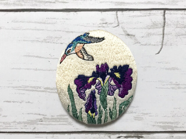 手刺繍浮世絵ブローチ*小原古邨「花菖蒲に翡翠」よりの画像1枚目