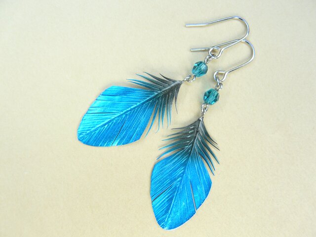 粘土の羽根飾り＿カワセミ青＿ピアス・イヤリング＿R中 | iichi 日々の