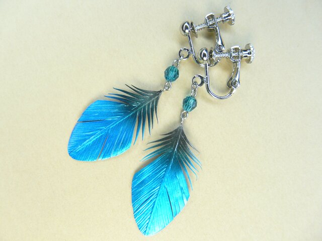 粘土の羽根飾り＿カワセミ青＿ピアス・イヤリング＿R中 | iichi 日々の
