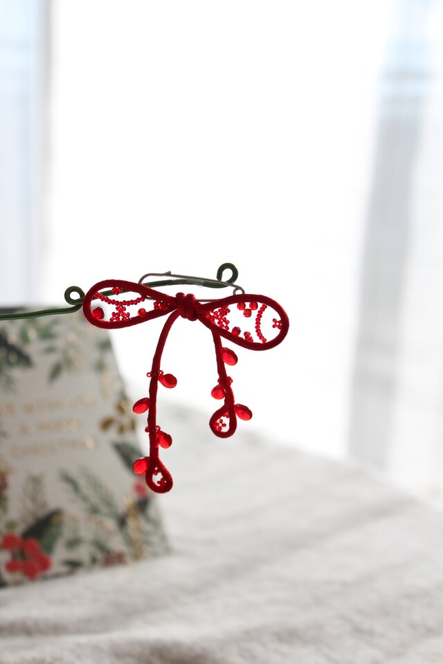 ピュアレッド　ブローチ　〈リボン〉