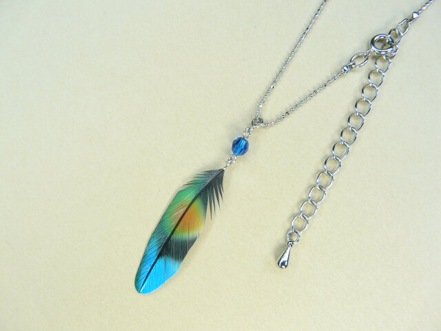 粘土の羽根飾り＿コザクラインコ＿ネックレス（チェーン・革紐）＿T中