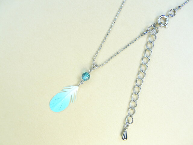 粘土の羽根飾り＿セキセイインコライトブルー＿ネックレス