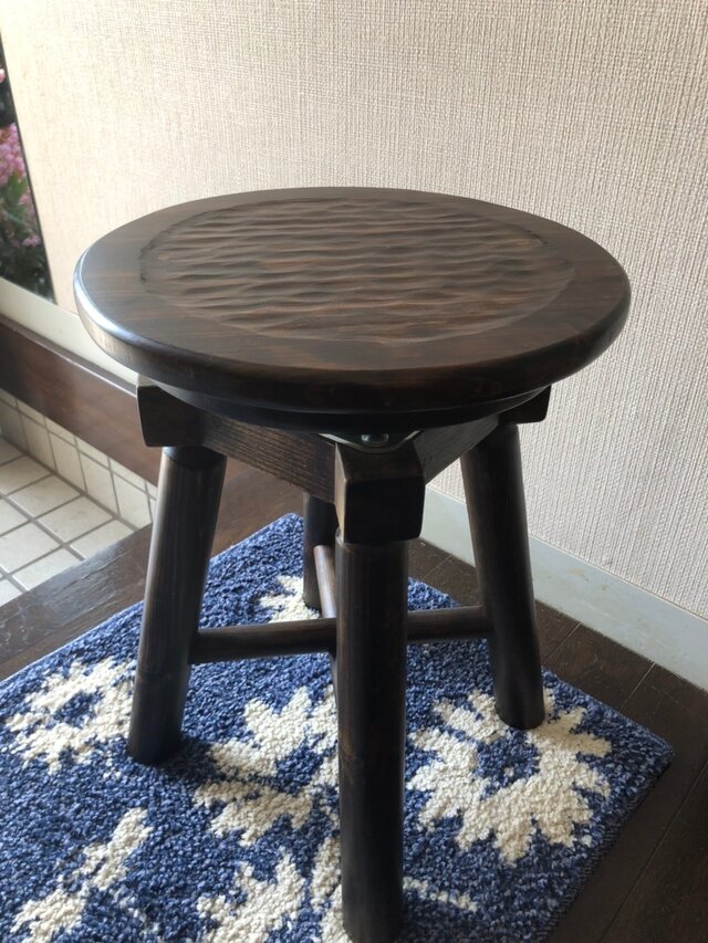 回るイス　木製椅子