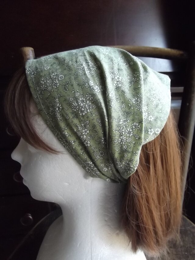 グリーンの小花柄のワイドヘアバンド
