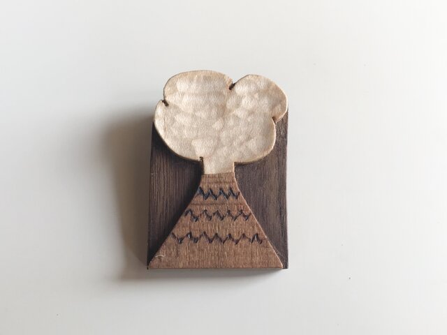 受注制作 木のブローチ 煙の画像1枚目