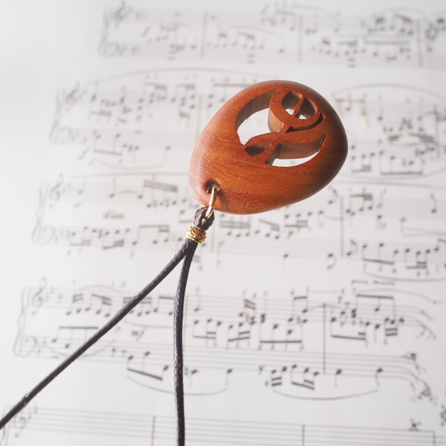 ト音記号の木製ペンダント | iichi 日々の暮らしを心地よくする