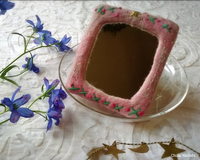 手かがみ ピンクの空（ピンク・星 星座 羊毛フェルト インド綿 パッチ