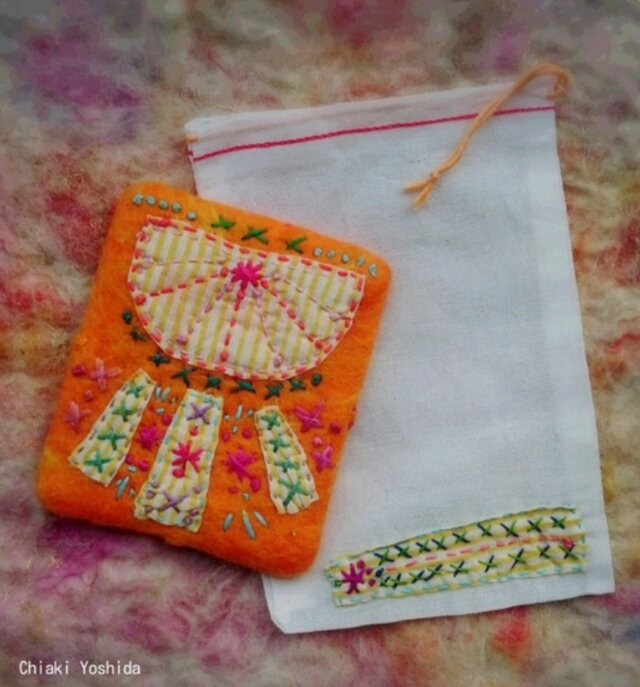 手かがみ ぴかぴかの太陽（オレンジ 太陽 羊毛フェルト インド綿 刺繍