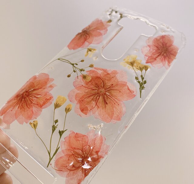 【全機種対応】桜とかすみ草の押し花スマホカバー iPhoneもAndroidも | iichi 日々の暮らしを心地よくするハンドメイド やアンティークのマーケットプレイス