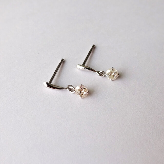 Pt900 揺れるダイヤピアス/0.10ct ×2