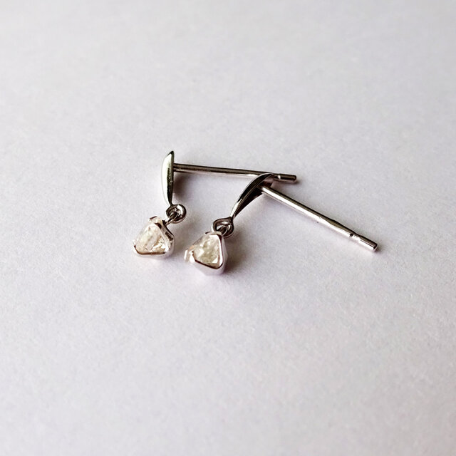 Pt900 揺れるダイヤピアス/0.10ct ×2 | iichi 日々の暮らしを心地よく  