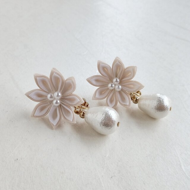 花とコットンパールのイヤリング／ピアス　つまみ細工