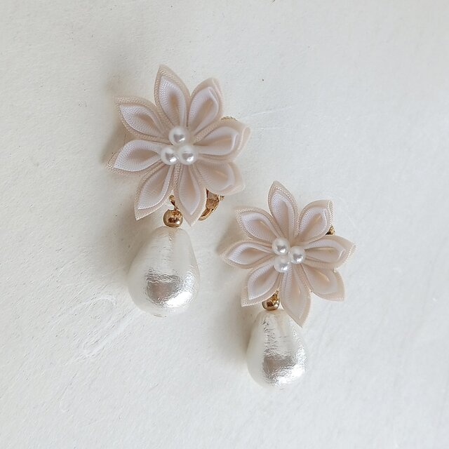 花とコットンパールのイヤリング／ピアス つまみ細工 | iichi 日々の