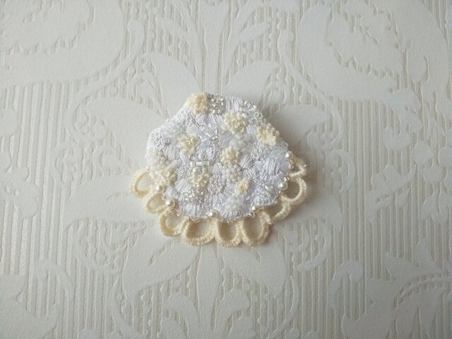 刺繍ブローチ 淡雪の画像1枚目