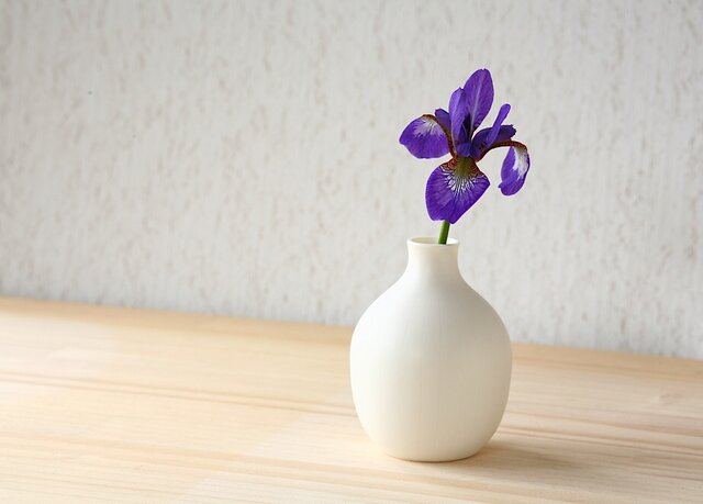 白い磁器の一輪挿し (花器、フラワーベース、花瓶)の画像1枚目